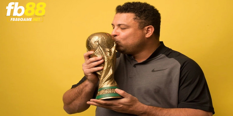 Ronaldo nhận cầm trên tay chiếc cúp vô địch World Cup